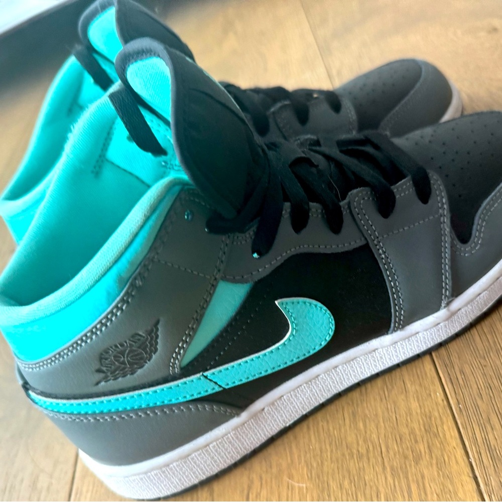 Nike air Jordan 1 Mid
Grey Aqua (GS) Size 7